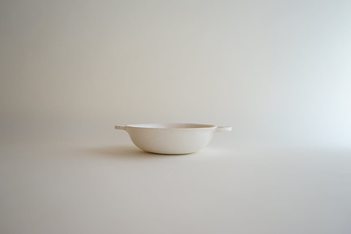 【新品未使用品】　安藤雅信　ギャルリ百草　耐熱白釉手付ボウル　透かし　耐熱皿 安藤雅信】耐熱白釉手付スープ M（耐熱白釉） | ギャルリ百草 online store