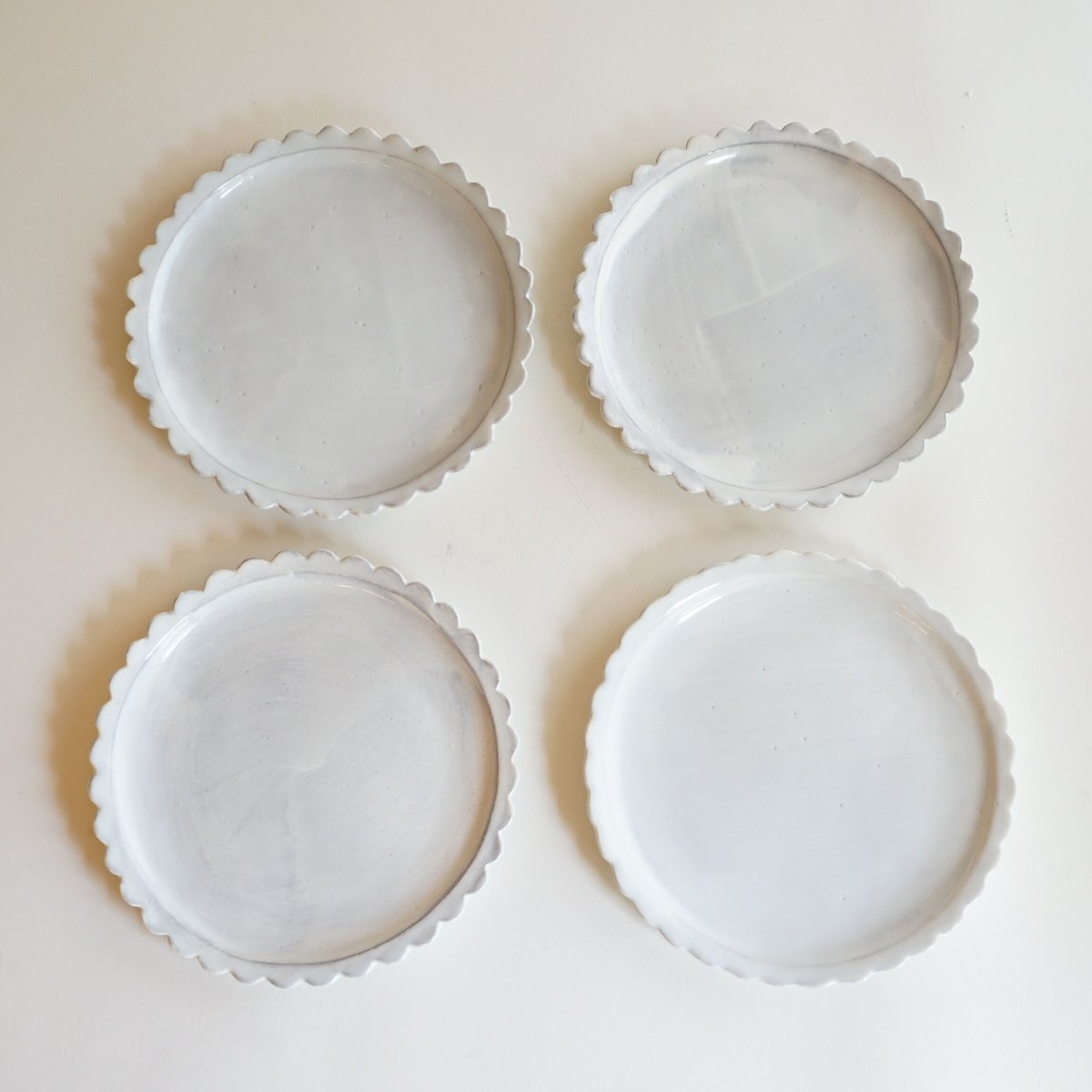 安藤雅信】粉白菊皿 M（化粧土に青白釉） | ギャルリ百草 online store