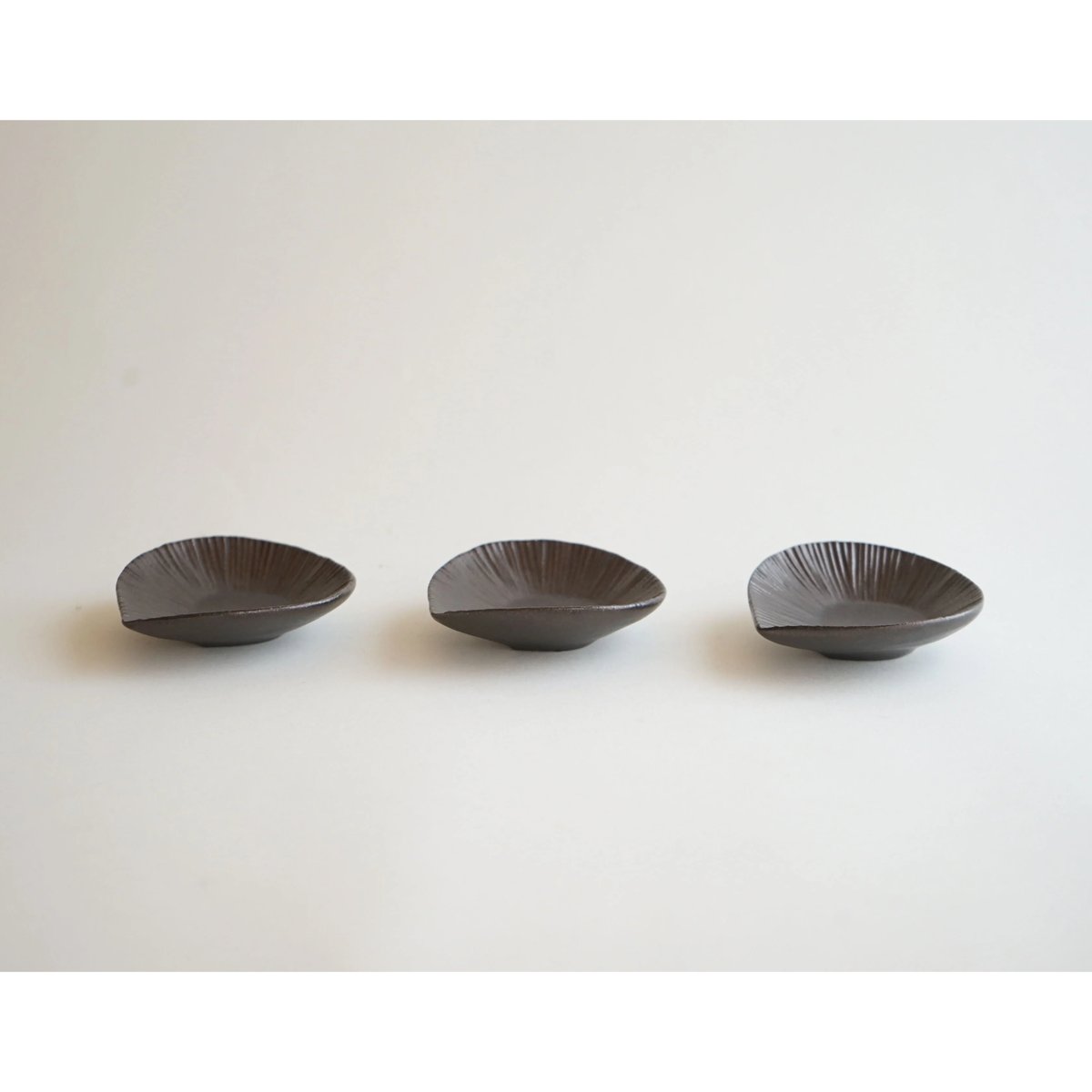 安藤雅信　黒錆釉リーフボウル　黒錆釉 安藤雅信 黒錆釉リーフボウル 黒錆釉 安藤雅信】外黒錆釉リーフボウル