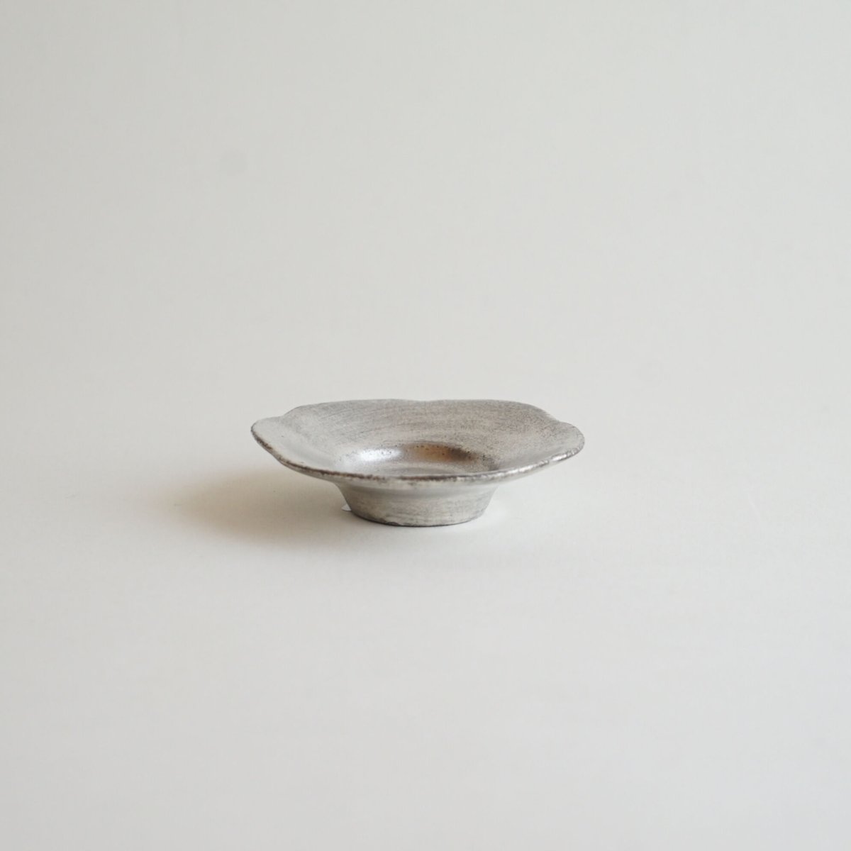 安藤雅信】黒銀彩雪型茶托 | ギャルリ百草 online store 安藤雅信】黒銀彩雪型茶托 | ギャルリ百草 online store
