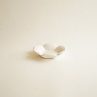 【安藤雅信】オランダ輪花皿XS　高台なし（乳白艶釉）