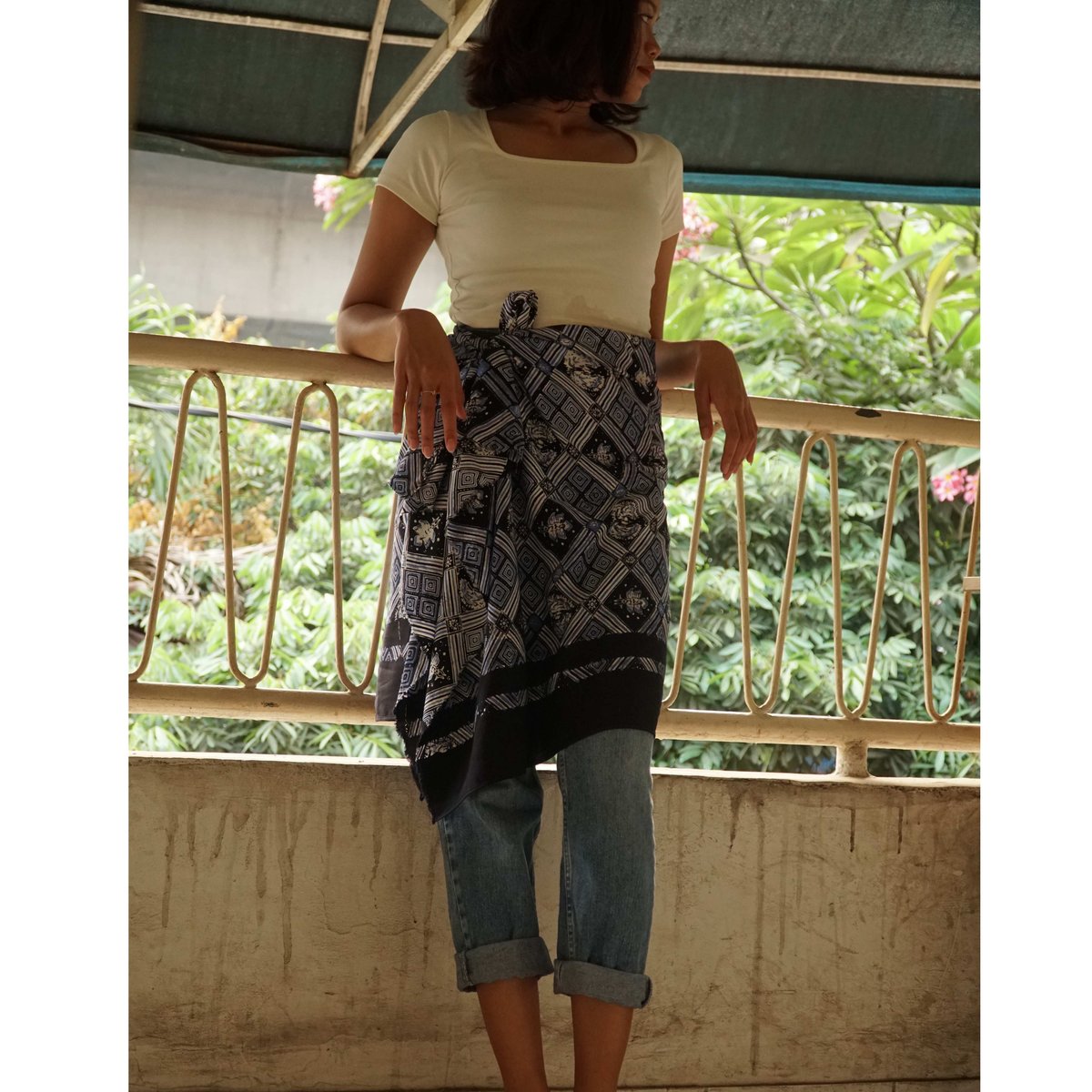 BATIK JARAK STOLE NAVY (Dingin) | Jalan Rajabrooke