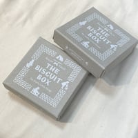 The Biscuit Box グレーに白