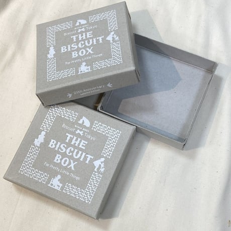 The Biscuit Box グレーに白