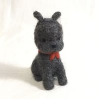 赤いリボンのワンちゃん