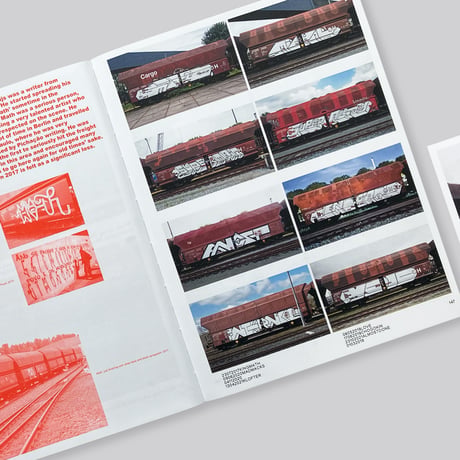 Boris Tellegen / 121/183, 761 photos of red-brown steel freight wagons with a painting on the side