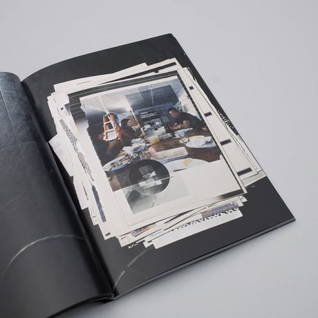 Wade Guyton / Zeichnungen von Drama und Frühstück im Atelier
