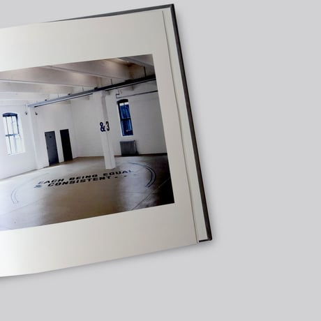 Lawrence Weiner / Displacement