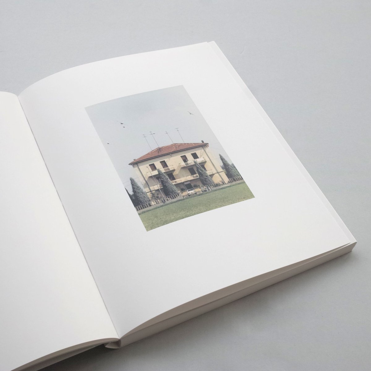 COLAZIONE SULL'ERBA Luigi Ghirri ルイジ・ギッリ COLAZIONE SULL'ERBA｜Luigi Ghirri | button