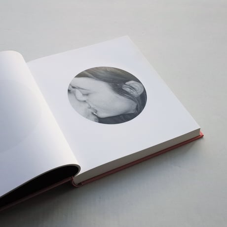 Adam Broomberg & Oliver Chanarin / PEOPLE IN TROUBLE LAUGHING PUSHED TO THE GROUND