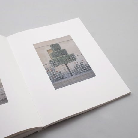 Luigi Ghirri / COLAZIONE SULL'ERBA