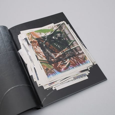 Wade Guyton / Zeichnungen von Drama und Frühstück im Atelier