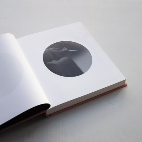 Adam Broomberg & Oliver Chanarin / PEOPLE IN TROUBLE LAUGHING PUSHED TO THE GROUND