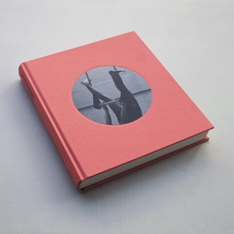 Adam Broomberg & Oliver Chanarin / PEOPLE IN TROUBLE LAUGHING PUSHED TO THE GROUND