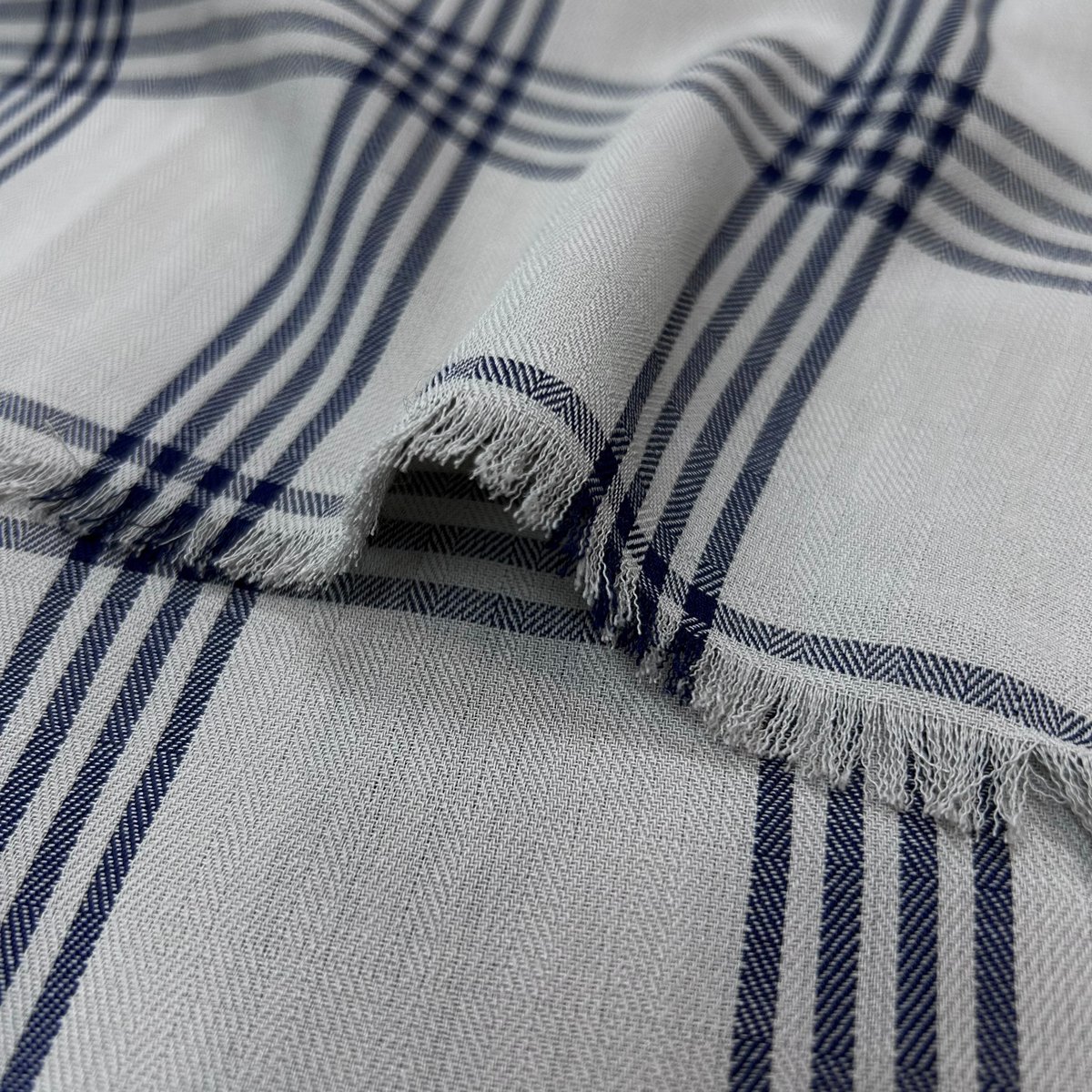 AIE グレー系チェック柄 Mサイズ ウール100 10㎝からカットOK】チェック柄先染めサマーウール(グレー系) | 服地