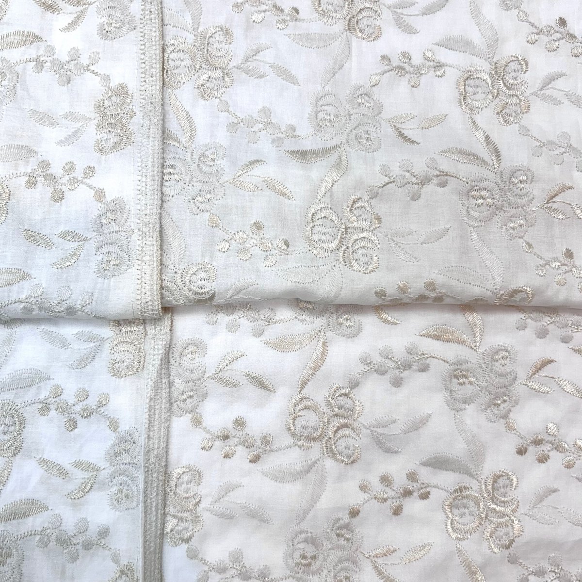 45R US裏毛の刺繍ドレス　花柄　刺繍　コットン レッドピンクカラーの花柄刺繍レースにベージュサテンをミックス