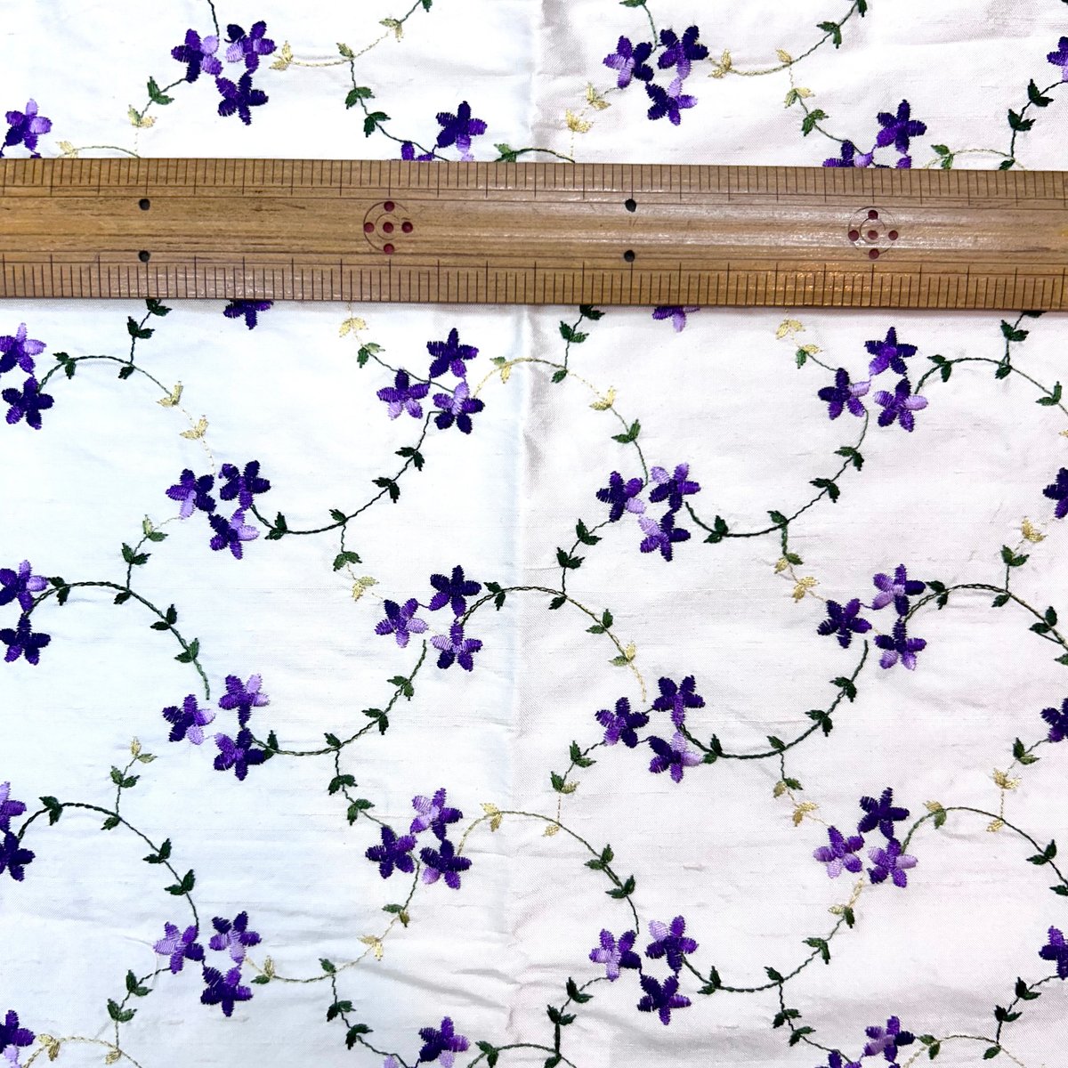 1カットのみ】小花柄インドシルク刺繍 | 服地とお仕立てのサカモト 1カットのみ】小花柄インドシルク刺繍 | 服地とお仕立てのサカモト