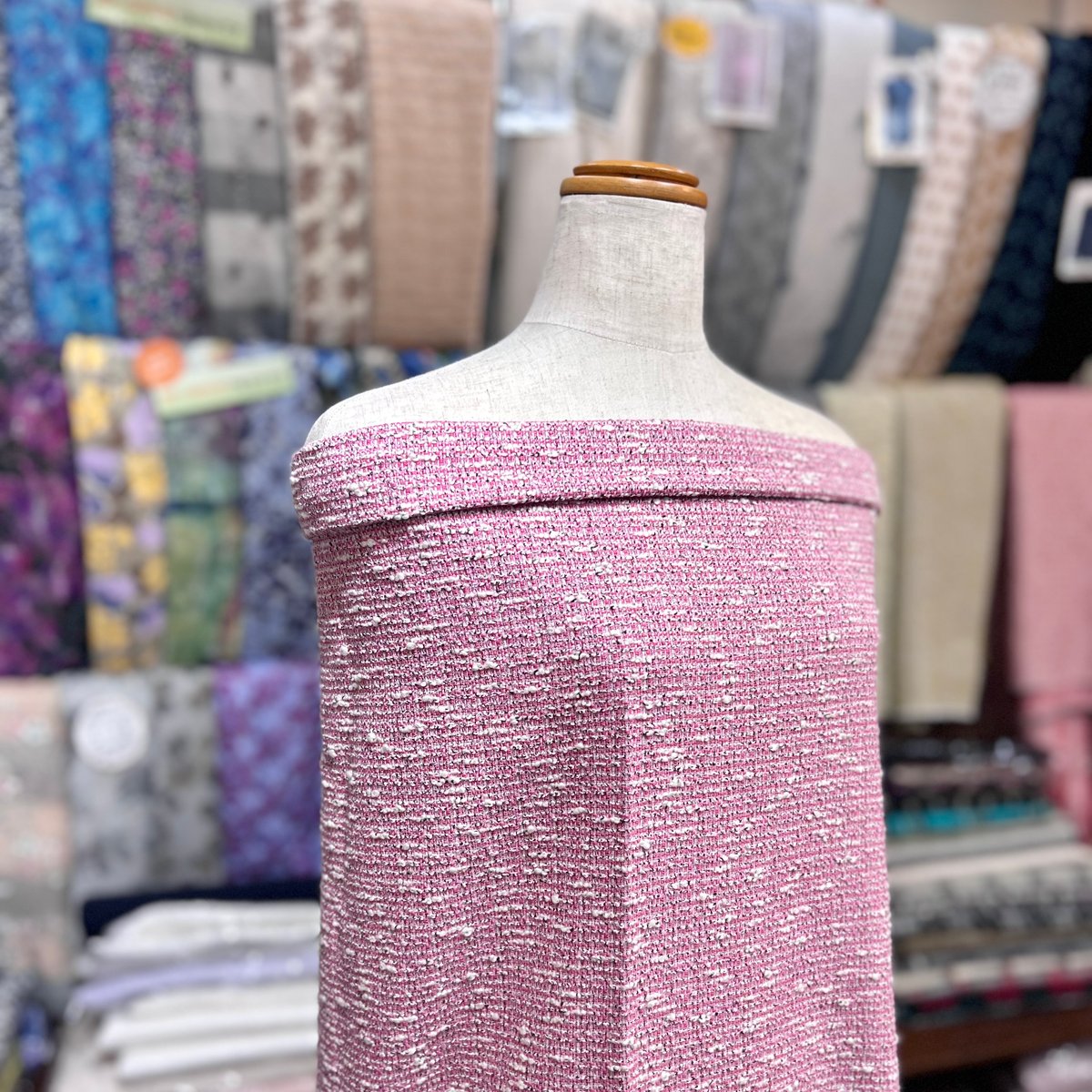 セール 【#1557】イタリア製ツイード生地(ピンク) 約140㎝ 1点のみ