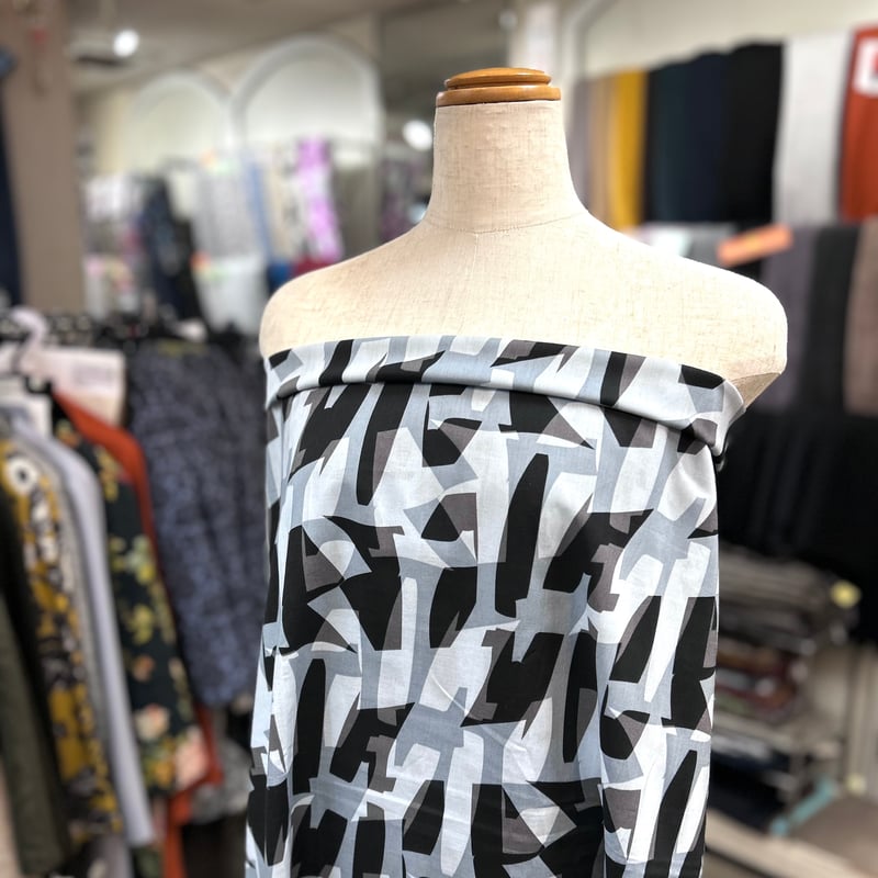 10㎝からカットOK】幾何学柄綿ローンプリント(グレー) | 服地とお 