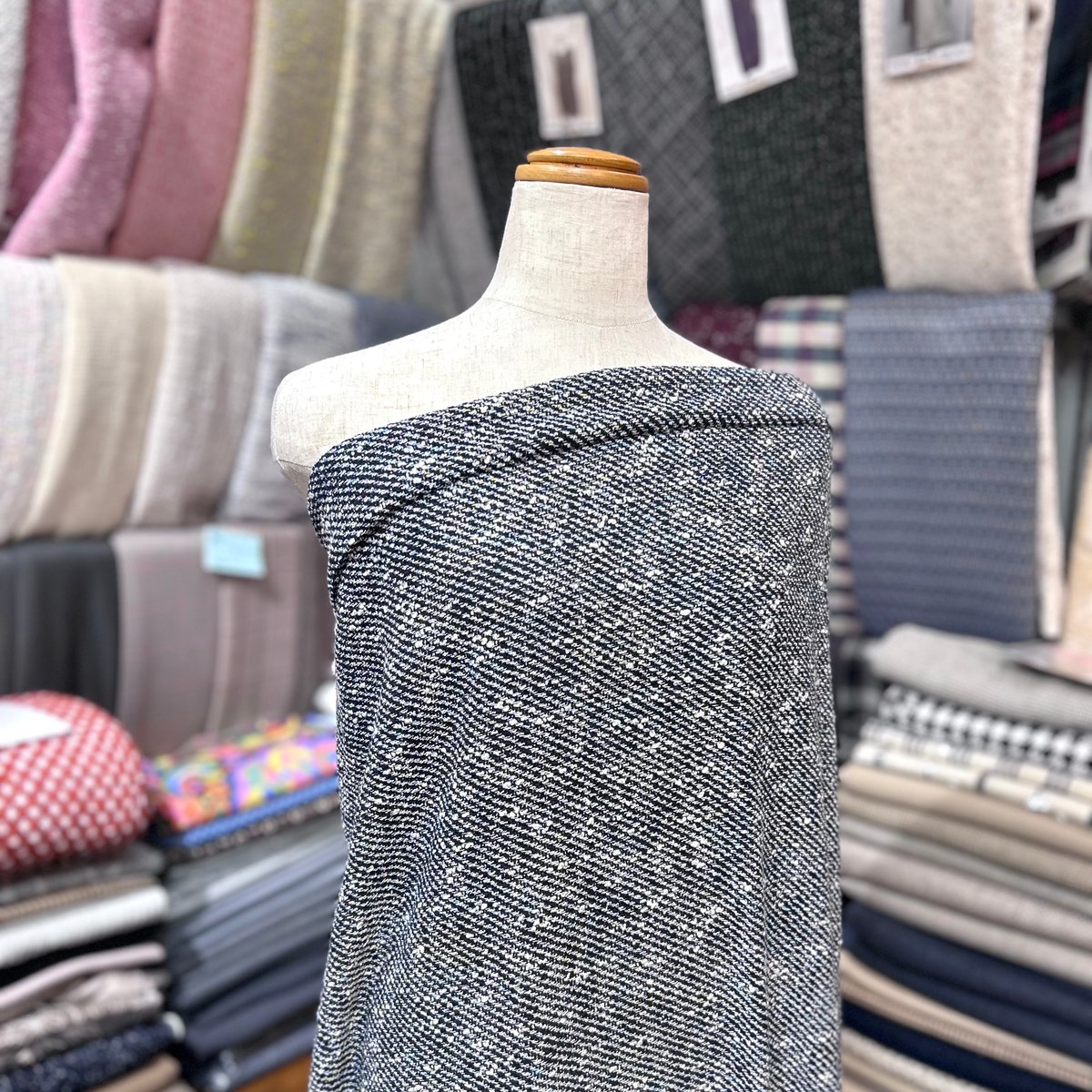 1カットのみ】イタリア製ファンシーツイード(ネイビー系) | 服地とお