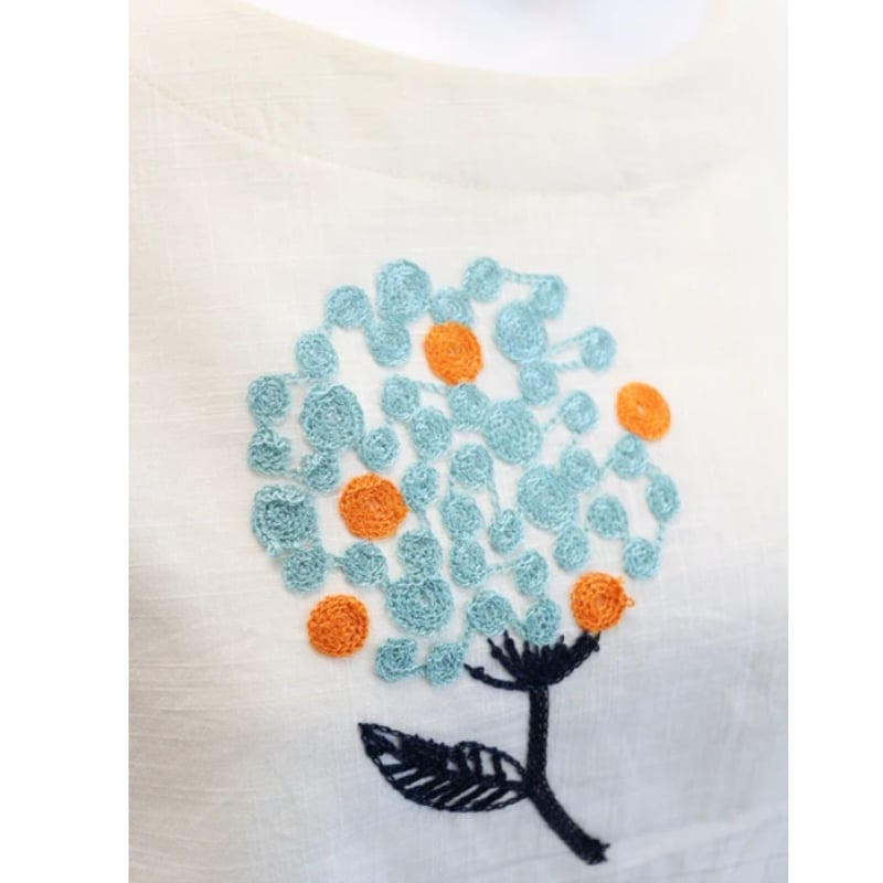 立体感のある刺繍がポイント♪ボタニカル柄プルオーバーブラウス 