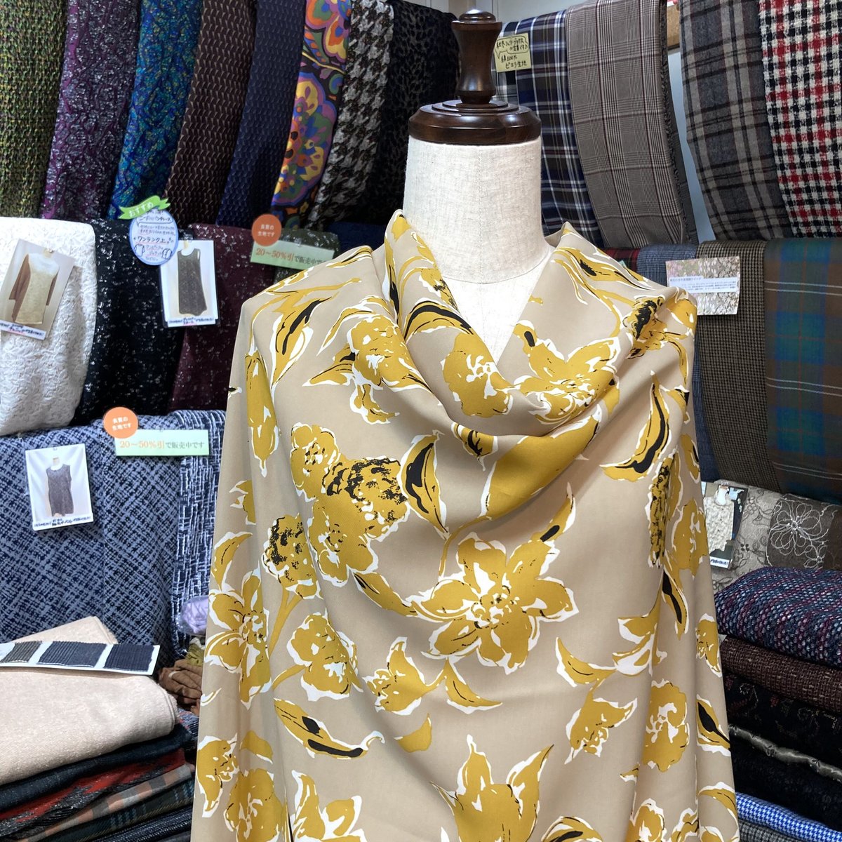 はる様オーダー生地 受注発送】花柄ポリエステルツイル広巾プリント | 服地とお仕立ての