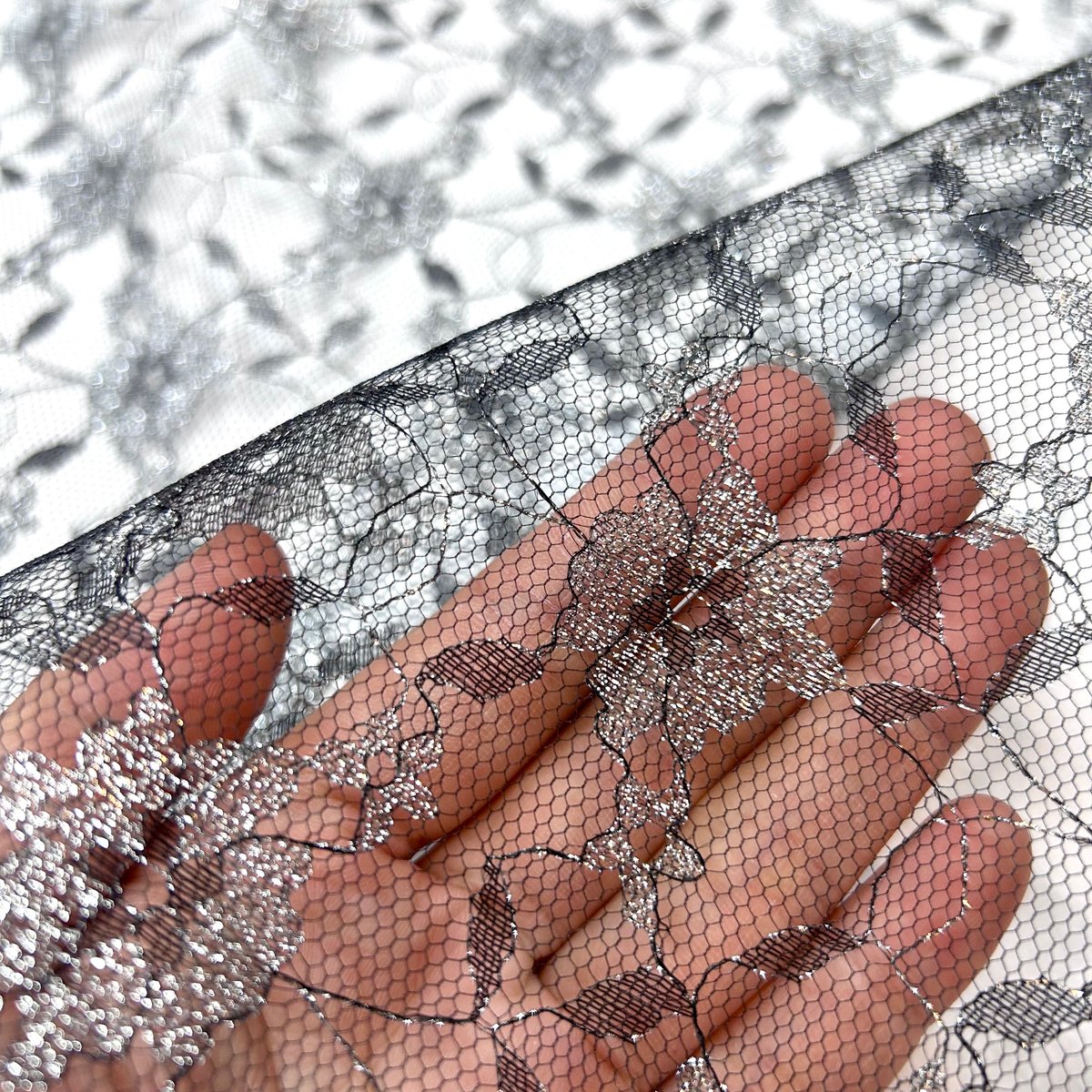 10㎝からカットOK】花柄ラメチュールレース(黒にシルバー) | 服地