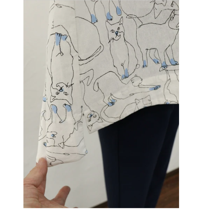 ねこブラウス 前開き＆後ろ下がりが嬉しい♪ネコ柄綿ブラウス | 服地とお