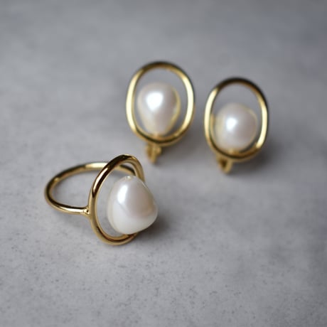 pearl in metal ring