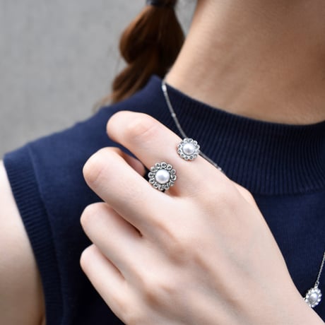 silver flower motif double ring