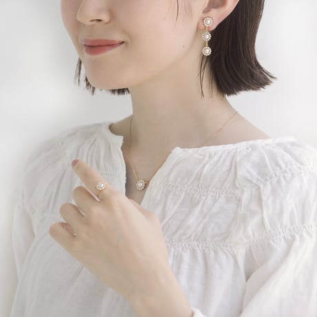 single flower motif necklace