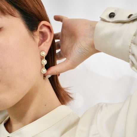 triple flower motif earring / pierce