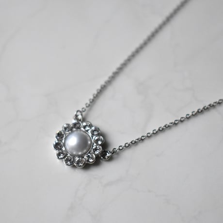 single flower motif necklace