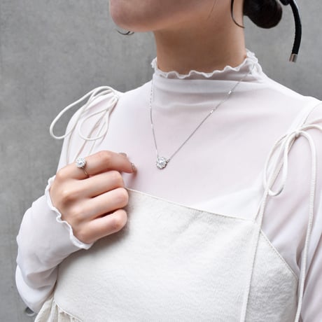 single flower motif necklace