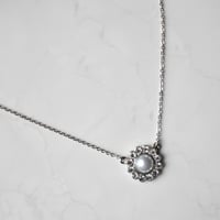 single flower motif necklace