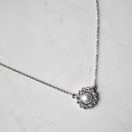 single flower motif necklace