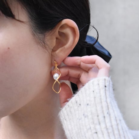twisted leaves pearl pierce / earring