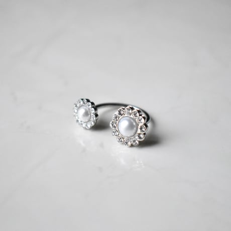 silver flower motif double ring