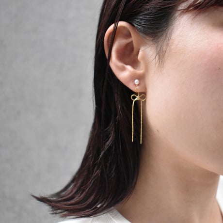 pearl back catch ribbon earring / pierce