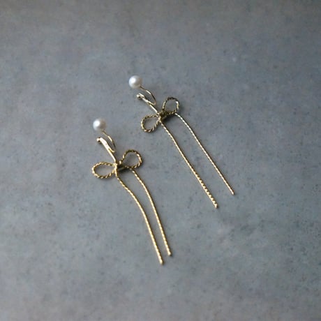 pearl back catch ribbon earring / pierce