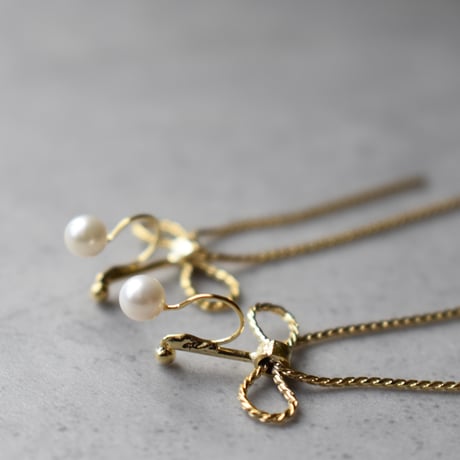 pearl back catch ribbon earring / pierce