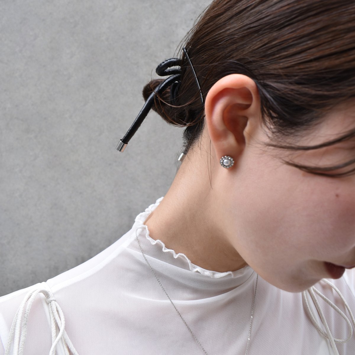 silver single flower motif earring / pierce | I