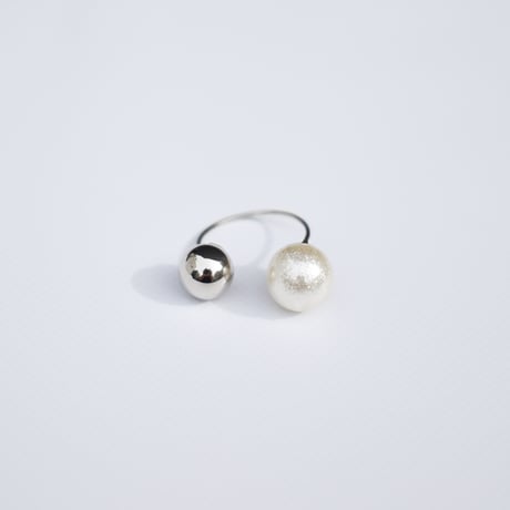 shiny pearl & ball ring