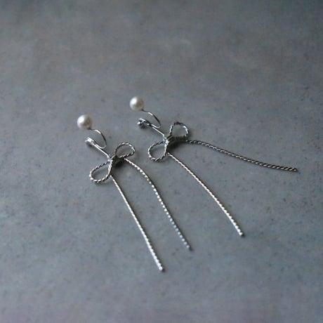 pearl back catch ribbon earring / pierce