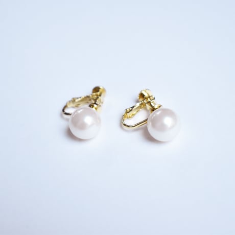 single pearl earring