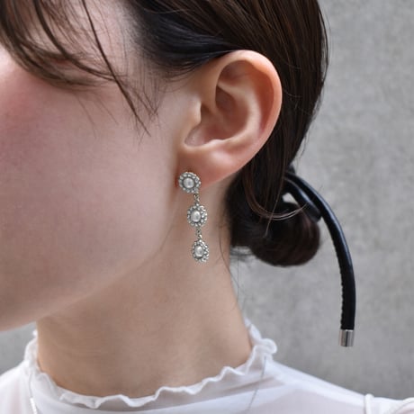 triple flower motif earring / pierce