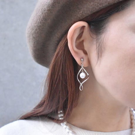 twisted leaves pearl pierce / earring