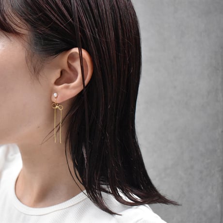 pearl back catch ribbon earring / pierce