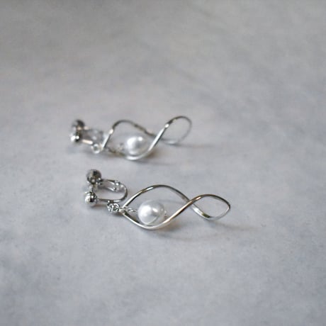 twisted leaves pearl pierce / earring