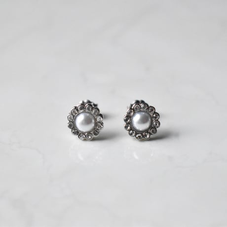 single flower motif earring / pierce